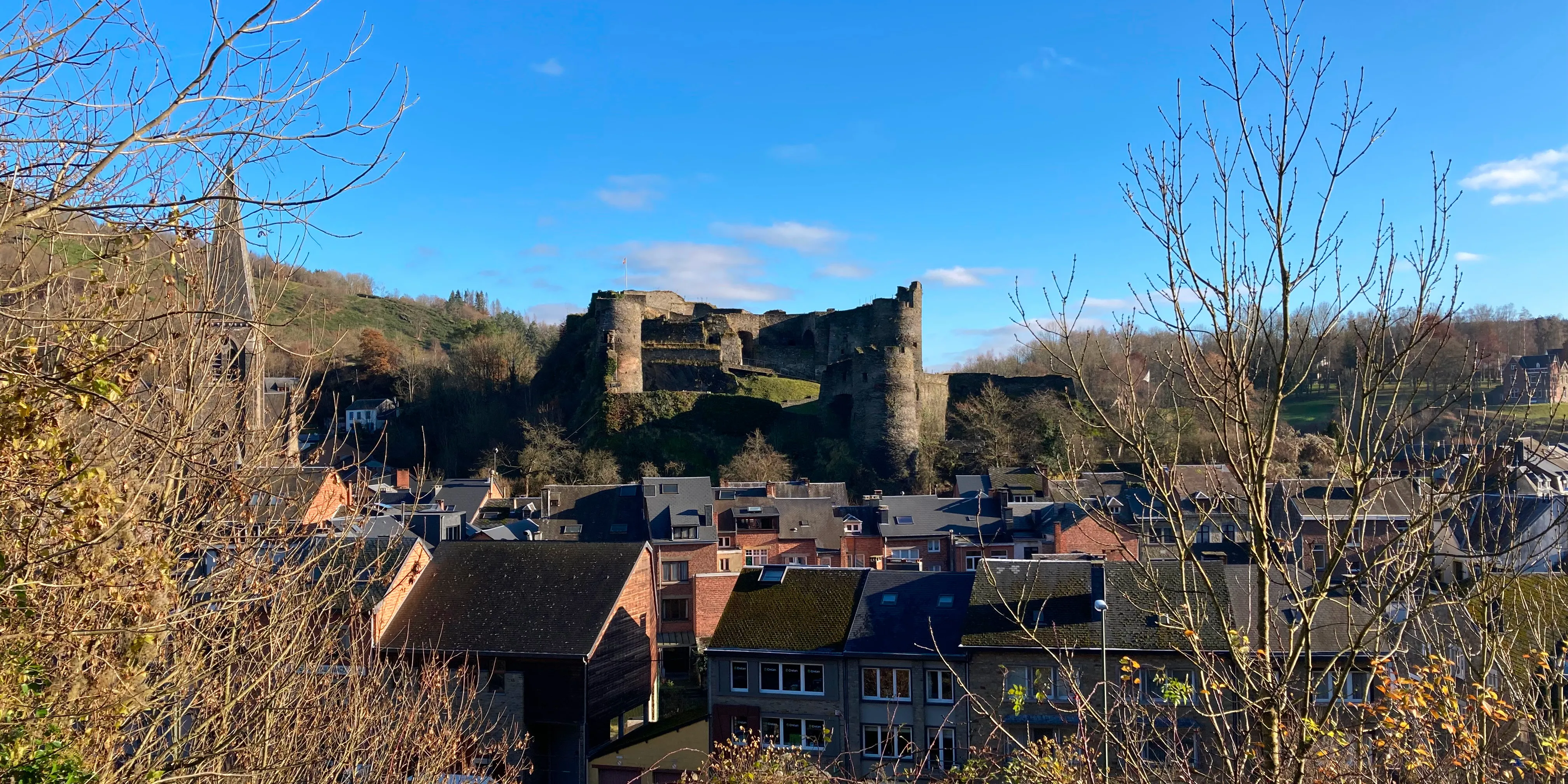 Feodaal kasteel van La Roche-en-Ardenne in de herfst Ⓒ 2024 CC BY-NC 4.0 Gilles Bailleux